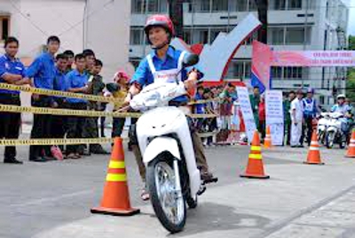 ĐVTN tham gia thi lái xe mô tô an toàn